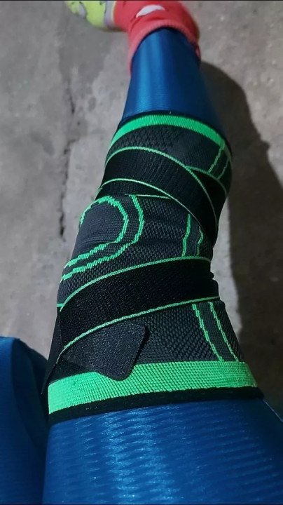 Foto de comprador usando a joelheira