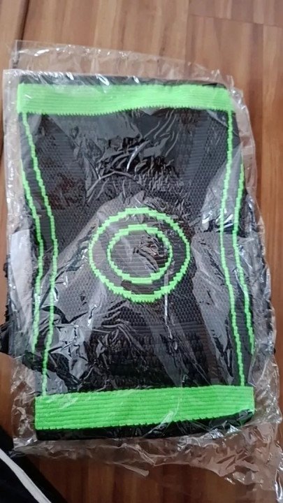 Foto de comprador com o kit recebido
