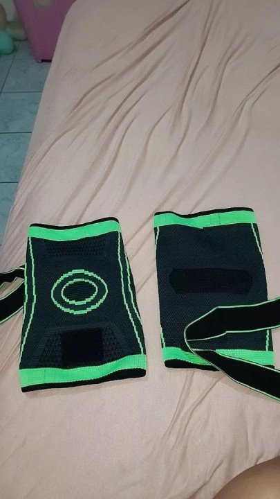 Foto de comprador com o par de joelheiras