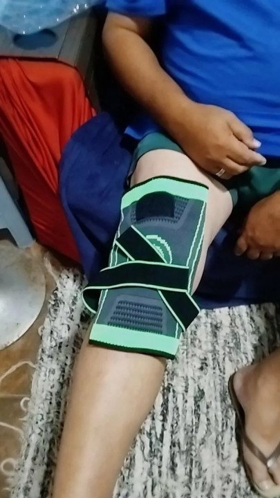 Foto de comprador usando a joelheira